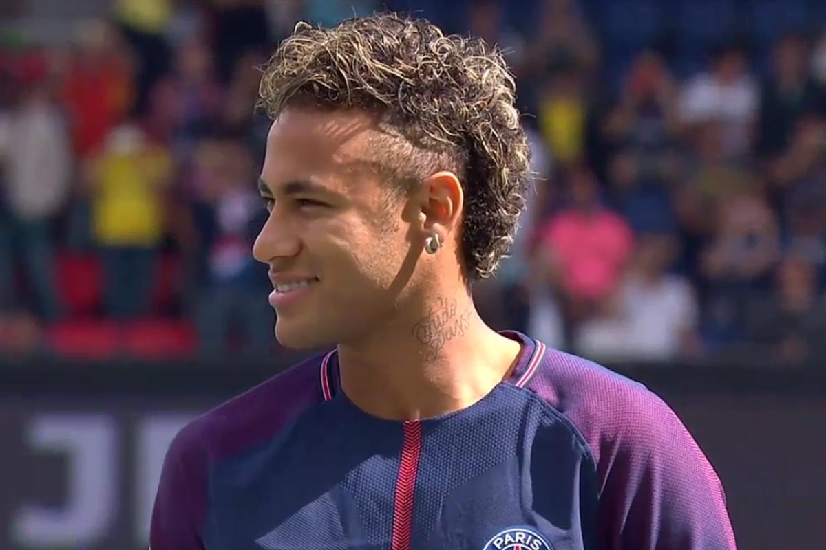 看台视角欣赏孙兴慜的任意球直接破门，球迷已经预感...